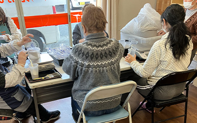 紙袋作りの作業風景